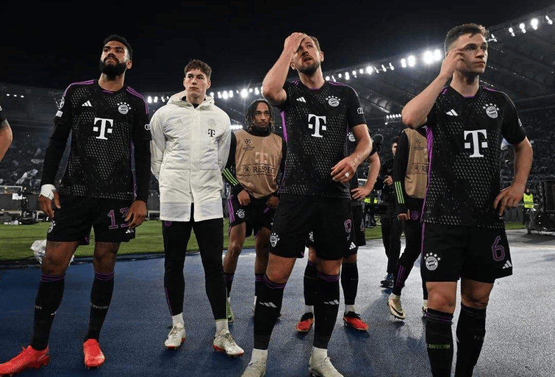 超远三分命中，全队抱头（超远三分轰进，队友齐抱头）