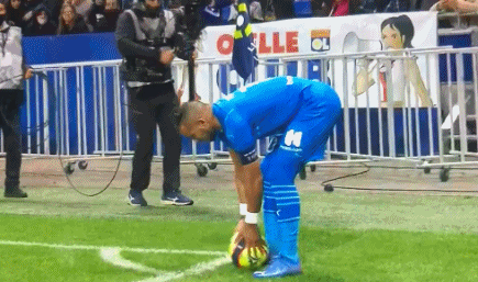 荣获马德里足协颁发的体育传奇奖，托雷斯晒图感谢马德里足协（托雷斯获颁马德里足协体育传奇奖，晒图致谢）