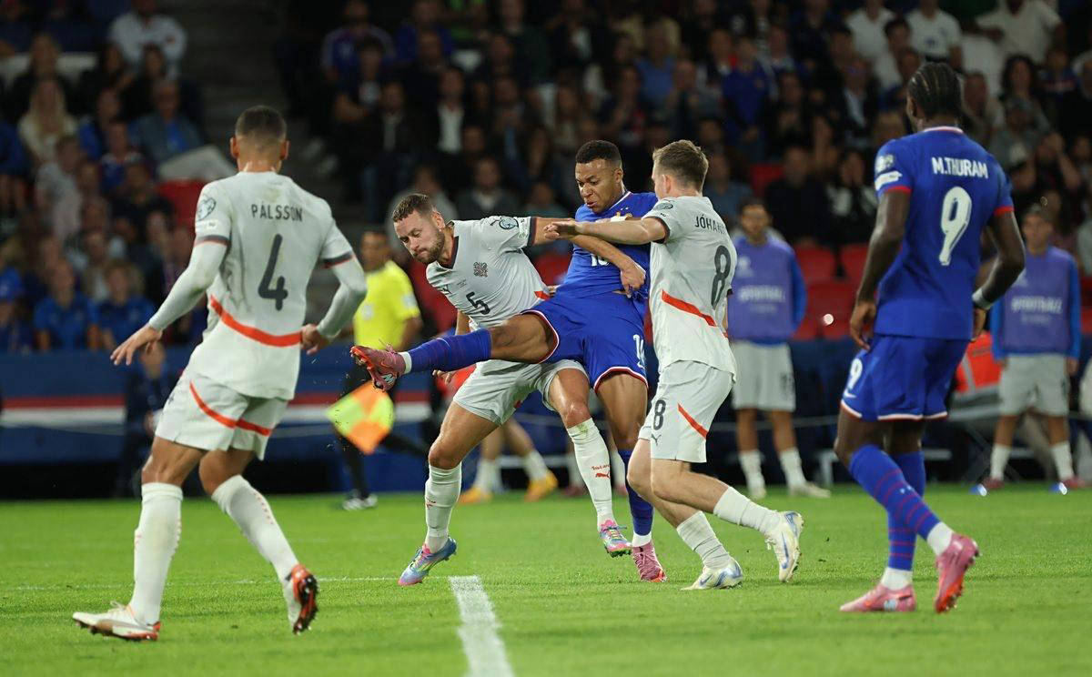 姆巴佩：防守维尼修斯90分钟，太折磨边后卫了（姆巴佩：边后卫盯防维尼修斯整场比赛，真是太煎熬）