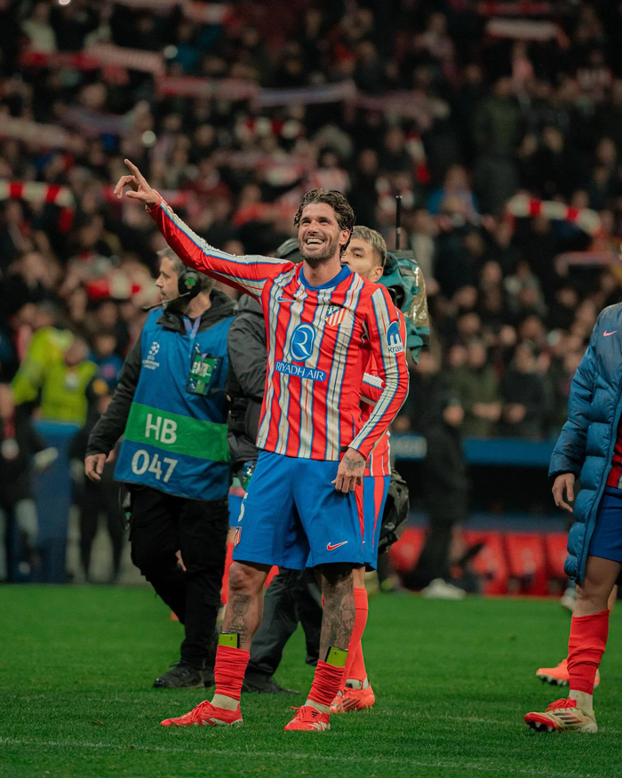 登喜路锦标赛因雷雨暂停第三轮，直播待定（雷雨致登喜路锦标赛第三轮中断，直播时间待定）