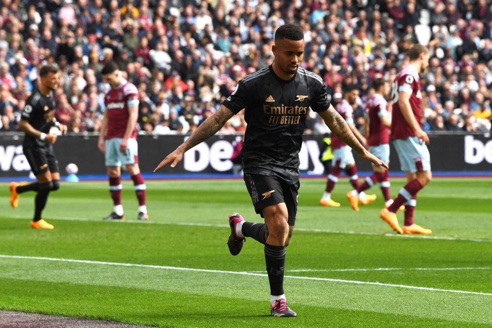 登喜路锦标赛因雷雨暂停第三轮，直播待定（雷雨致登喜路锦标赛第三轮中断，直播时间待定）