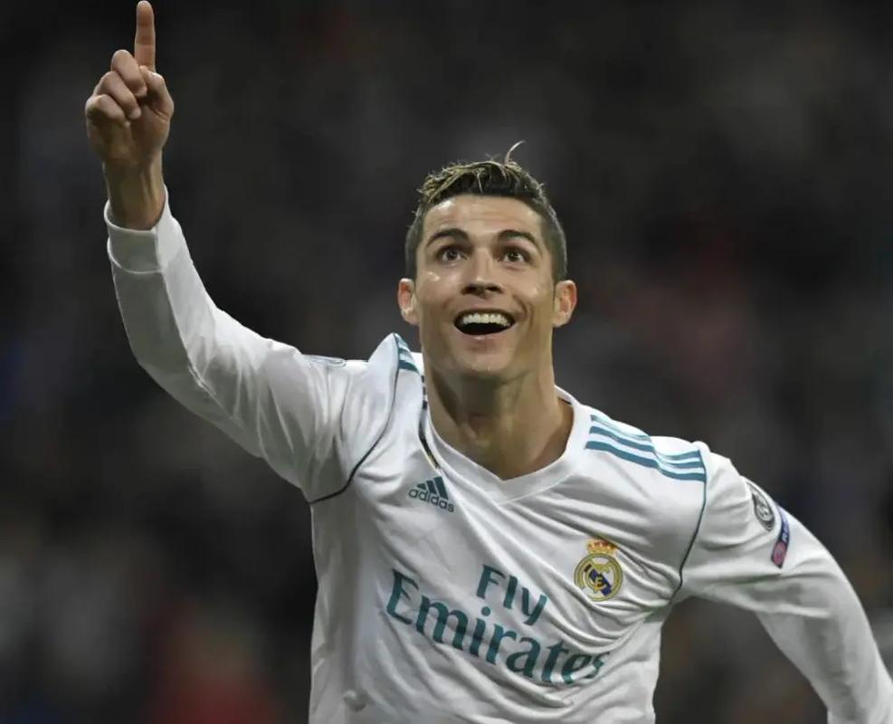 莱万：我经常带伤上场，肋骨骨折也硬撑；不着急决定未来