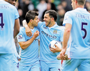 青训小将破门后被队友高高举起（青训新星破门后被队友举起庆祝）