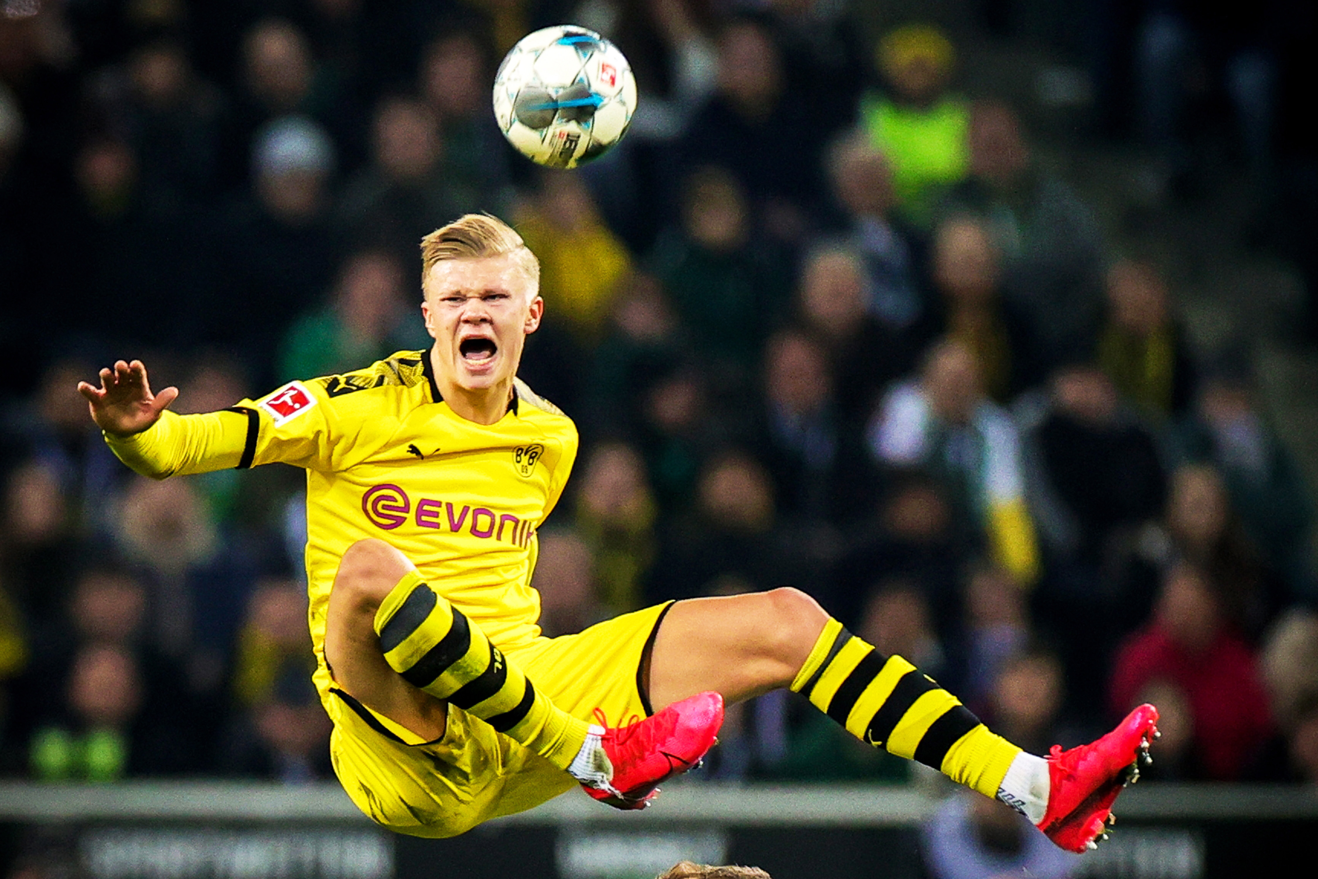 拜仁26／27赛季主场球衣谍照：红色基调搭配领口袖口金色线条（拜仁26／27赛季主场球衣曝光：通体红色，领口与袖口采用金色细边）