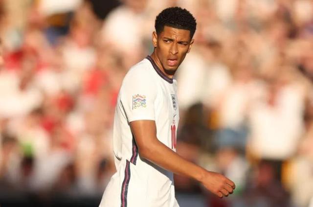 登国际舞台，泰州队“苏超”冠军奖杯亮相中国国际进口博览会（泰州队携“苏超”冠军奖杯亮相中国国际进口博览会，登上国际舞台）