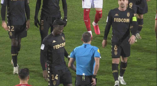 内马尔时隔3年半再度上演帽子戏法，助球队赢下保级关键战（内马尔三年半后再现帽子戏法，助力球队拿下保级关键一战）