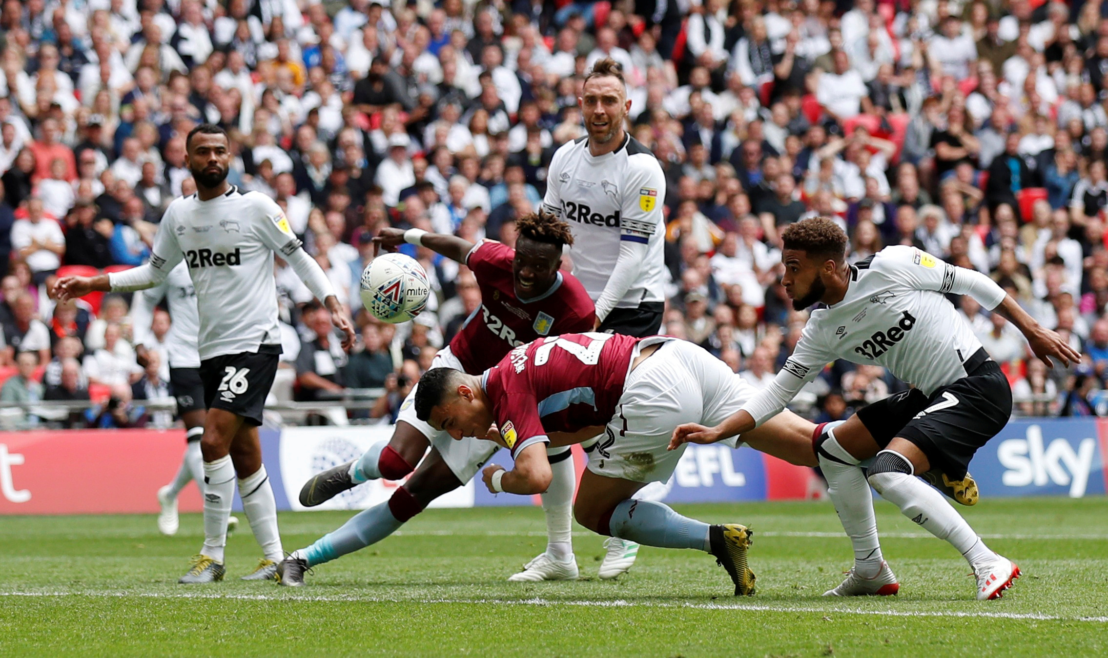 某球星赛后泪崩，场面令人动容（某球星赛后泪洒赛场，场面感人至深）