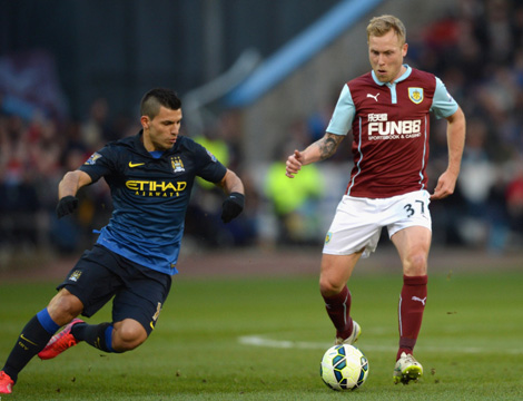 英雄出少年！17岁小胡子凌空抽射：欧冠3连斩创纪录 身价2000万欧（少年成名！17岁“小胡子”凌空破门，欧冠三连斩刷新纪录，身价2000万欧）